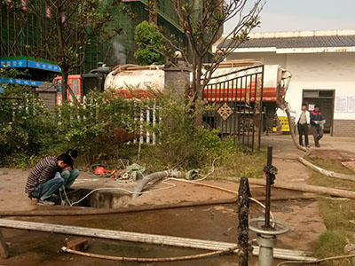湘潭十米深的污水池清理