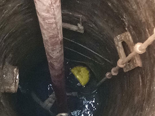 8米深里流泥井清理淤泥疏通施工中