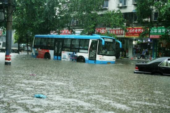 大雨下城市积水上的公交